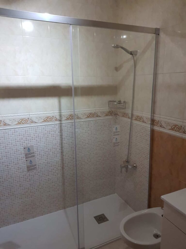 DESPUÉS DEL CAMBIO DE BAÑERA POR DUCHA EN VALDEBEBAS (MADRID)