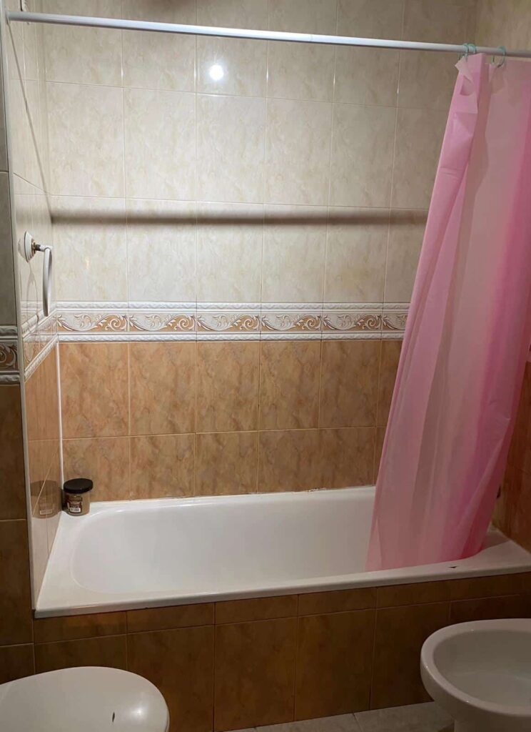 ANTES DEL CAMBIO DE BAÑERA POR DUCHA EN VALDEBEBAS (MADRID)