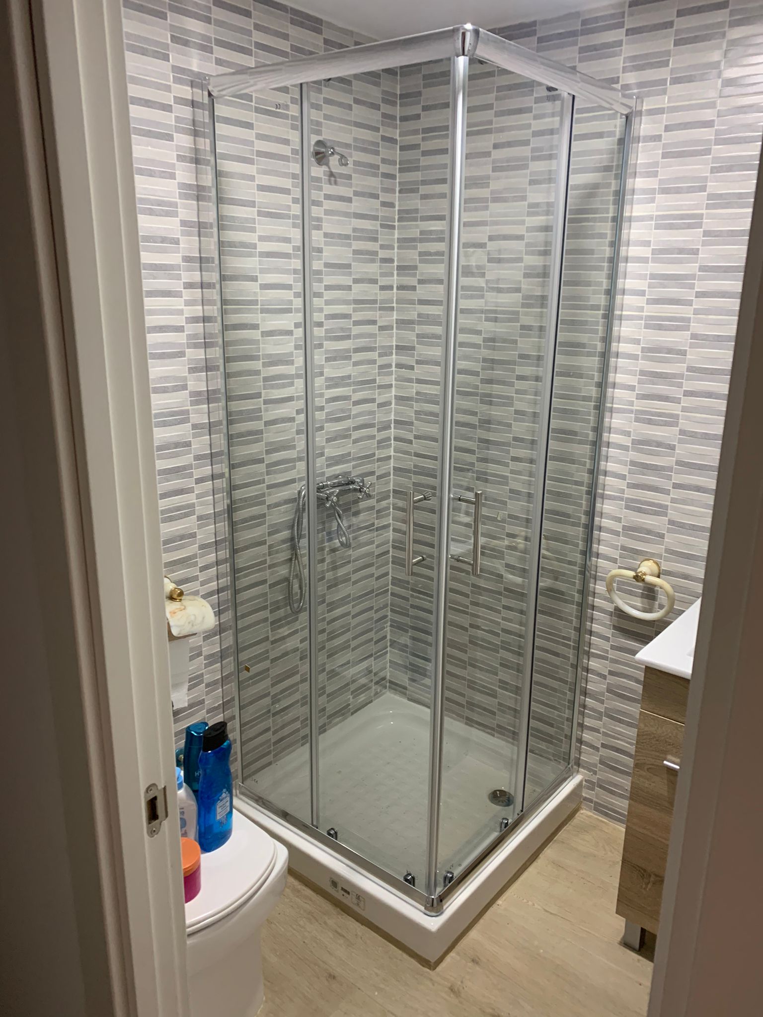 Instalación de mampara de ducha o bañera